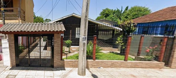 Uma casa de madeira, sob nº 1442 da Rua Campo Bom, bairro Canudos, Novo Hamburgo/RS